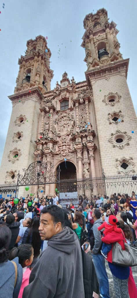 Globos con iglesia. Zocalo, Taxco, Guerrero, Mexico