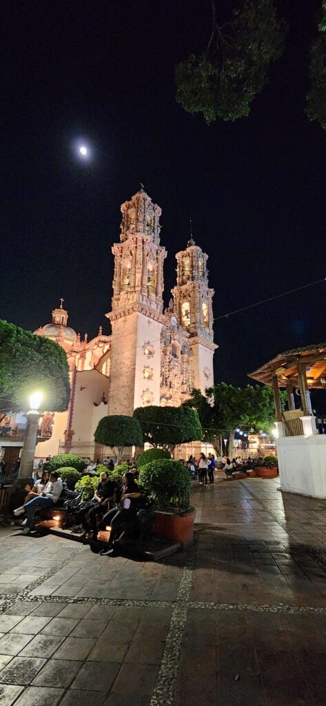 Iglesia Zocalo de Taxco, Guerrero en la noche